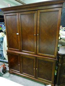 lot 23477 image: Great Quality Wood Classics Entertainment Center