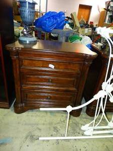 lot 23487 image: Beautiful 3-Drawer Side Table from ART Furniture