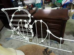 lot 23492 image: White Heart Shaped Metal Bed Frame