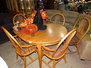 lot 23493 image: Richardson Brothers Company Dining Table with 5 Matching Chairs and Extra Leaves