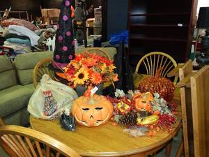 lot 23494 image: Lot of HalloweenFall Decor