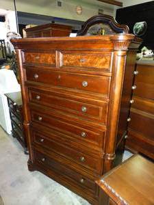 lot 23499 image: Beautiful 7-Drawer Dresser by ART Furniture