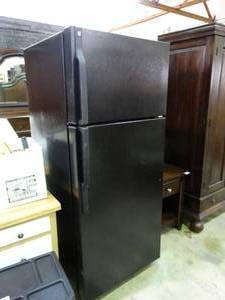 lot 23524 image: Very Nice GE 17.5 cu. ft. Top Freezer Refrigerator (Black)