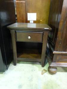 lot 23525 image: Quality Wood End Table w Drawer