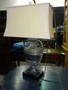 lot 23527 image: Quality Decorative Table-Top Lamp w Shade