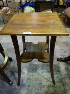 lot 23652 image: Beautiful Small Wood Table