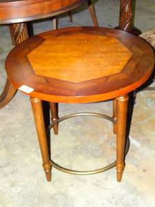 lot 23646 image: Absolutely Beautiful Medium Sized Round Table