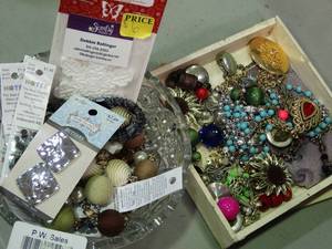lot 23582 image: Lot of Buttons, Rhinestones, Etc