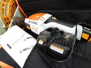 lot 23609 image: Stihl HSA 25 Battery Powered Garden Shears