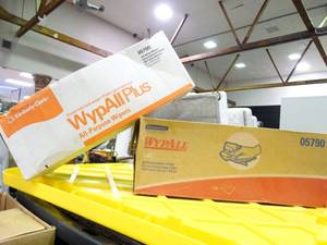lot 23706 image: Lot of WypAllPlus All Purpose Wipers