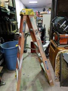 lot 23801 image: Werner 300 Lb 5 Foot Ladder