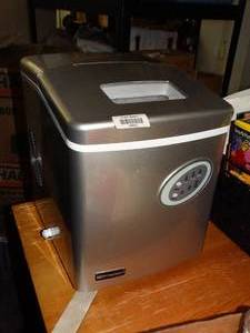 lot 23842 image: Countertop Ice Maker