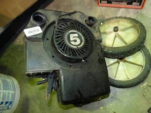 lot 23869 image: Vertical Shaft Motor and 2 Plastic Wheels