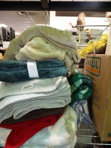 lot 23937 image: Lot of Blankets