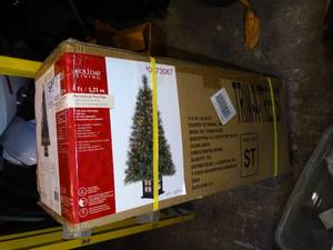 lot 26004 image: Small 23 Diameter Christmas Tree