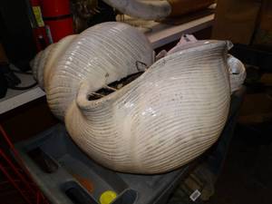 lot 26012 image: 1 Large Shell Shaped White Planter