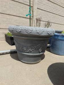 lot 26025 image: Large Grey Decorative Planter