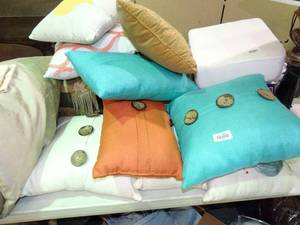 lot 23451 image: Lot of Decorative Pillows