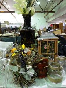 lot 23464 image: Vases and Floral Decor Lot