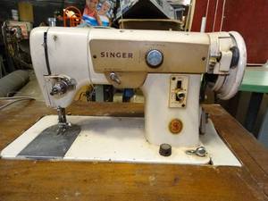 lot 26044 image: Vintage White Singer Sewing Machine with Wooden Sewing Machine Table