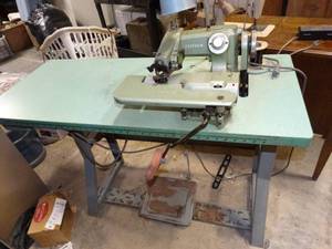 lot 26045 image: Vintage Green Feitsew Sewing Machine with Table