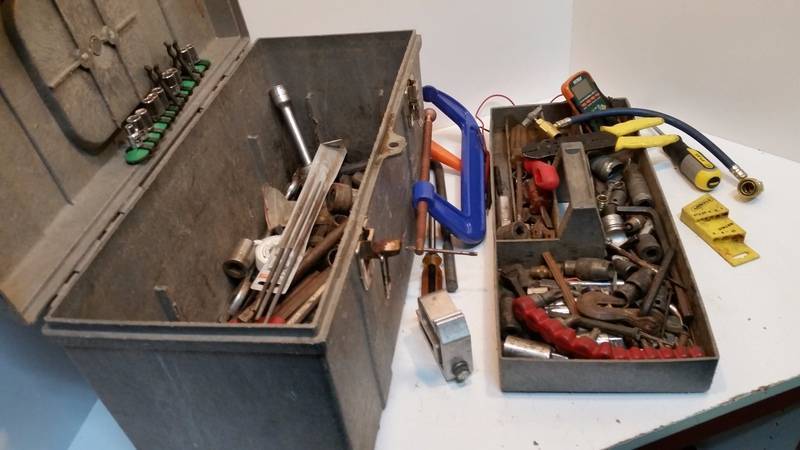 lot 5159 image: Toolbox with assorted tools