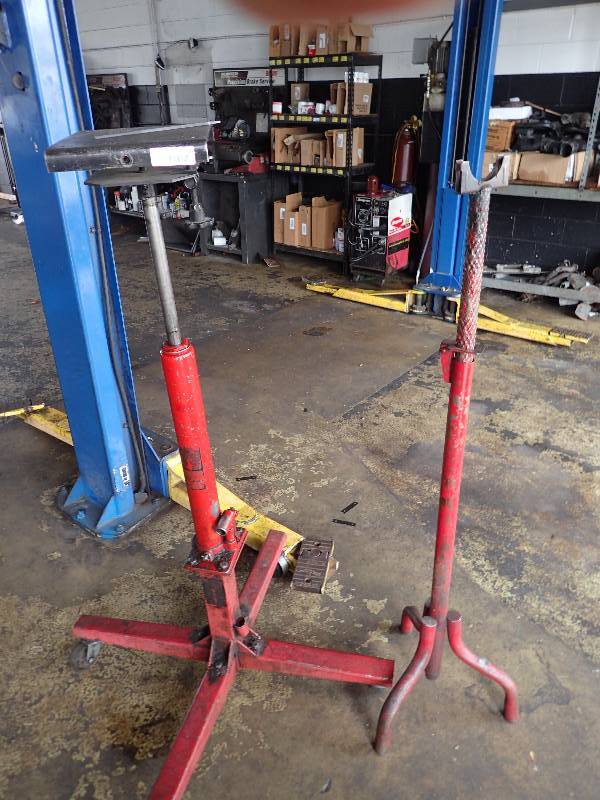 lot 109 image: (2) Transmission Lift Jacks