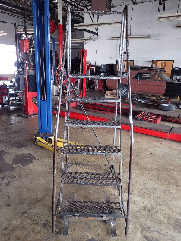 lot 116 image: 6 Step Portable Ladder On Casters