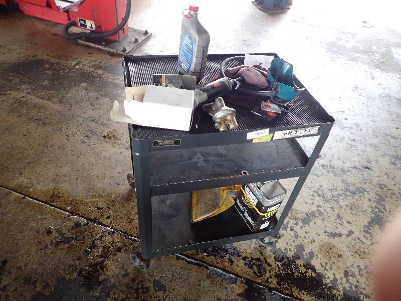 lot 119 image: Roll About 3 Tier Metal Cart on Casters