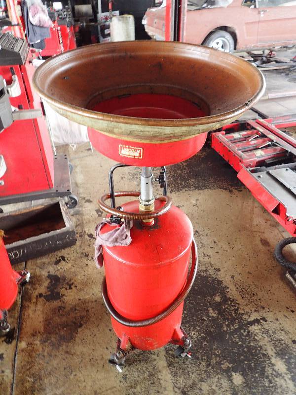 lot 120 image: Lincoln Oil Change Buggy Tank On Casters
