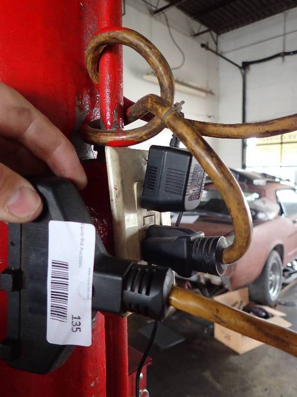 lot 135 image: 3 Connector Extension Cord