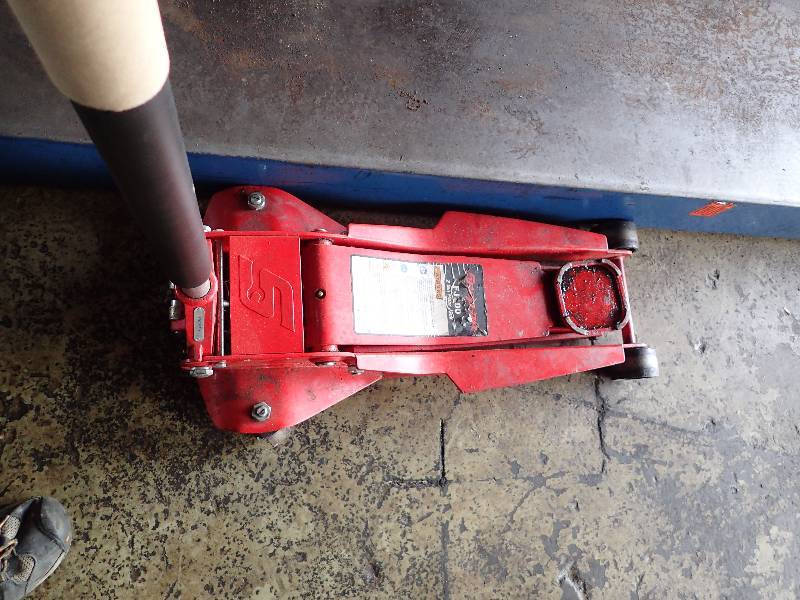 lot 136 image: 2 Ton Snap On Hydraulic Jack