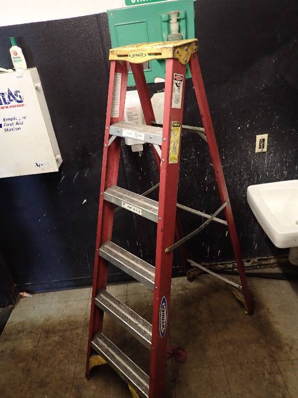 lot 149 image: Werner 6 Fiberglass Step Ladder