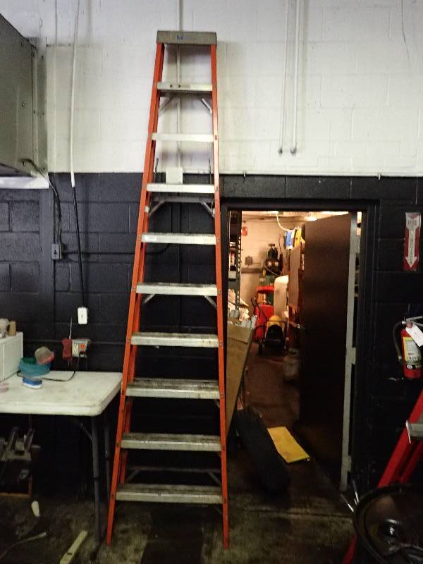 lot 157 image: Fiberglass 10 Ladder