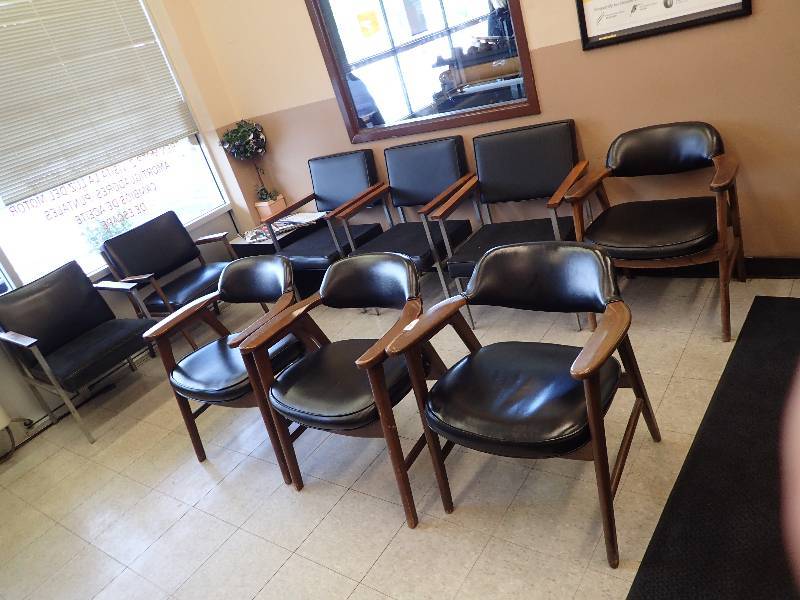 lot 178 image: Large Lot of Lobby Room Seating Chairs w End Tables
