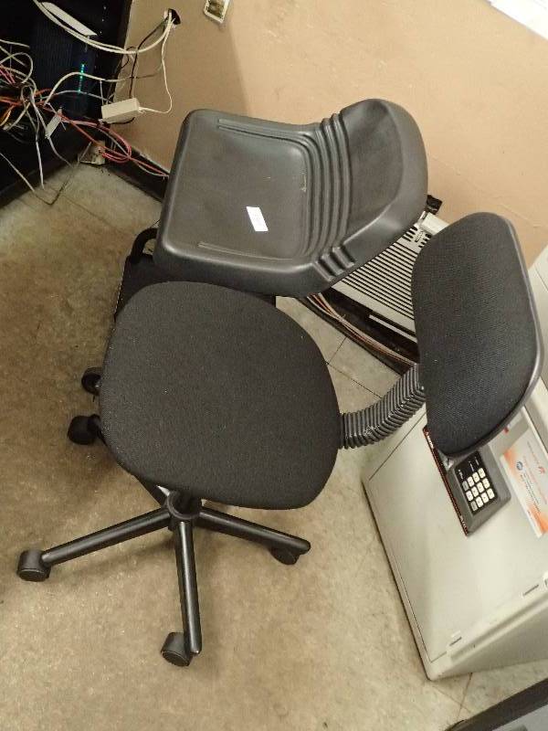 lot 186 image: (2) Office Chairs On Caster