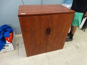lot 21618 image: Small 2-Door Cabinet