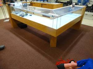 lot 21626 image: Large L-Shaped Lockable Display Case