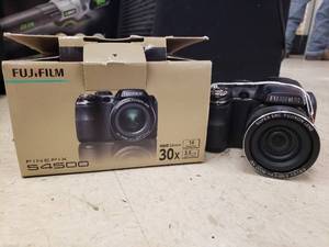 lot 21833 image: FujiFilm Finepix S4500