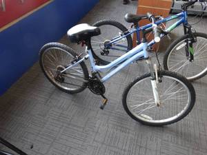 lot 21697 image: Road Master Granite Peak Bicycle