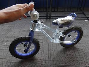 lot 21701 image: Purple Light-Up Kazam Balance Bike