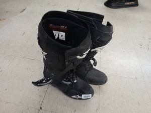 lot 21732 image: Pair of Alpine Stars Tech 10 Size 9 Boots