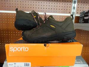 lot 21795 image: Keen hiking shoes