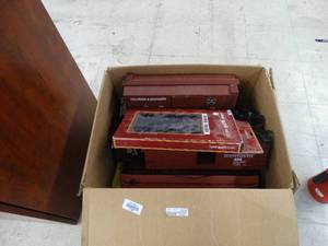 lot 21858 image: Train cars & train track
