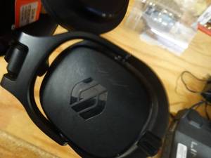 lot 21947 image: Black Wireless Headphones
