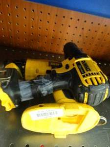 lot 24608 image: Lot of DeWalt Drills