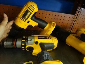 lot 24609 image: Lot of DeWalt Drills