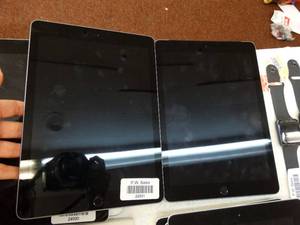 lot 24931 image: Lot of 2 iPads