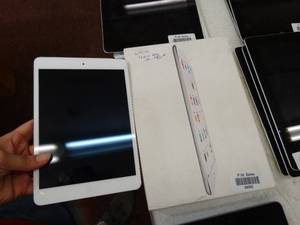 lot 24932 image: Lot of 2 iPads