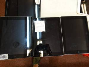lot 24933 image: Lot of 3 iPads